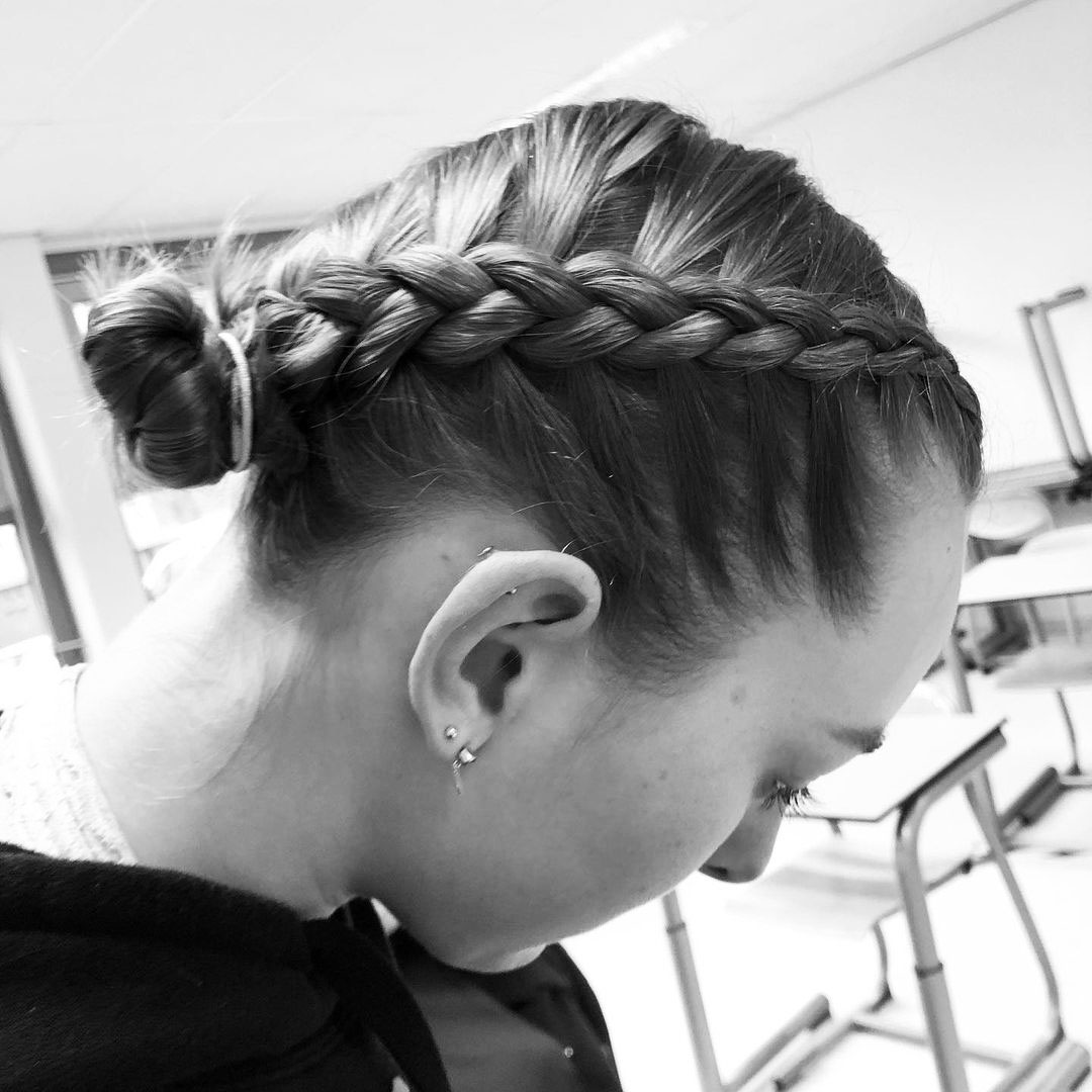 teen-wear-Dutch-Braid-hairstyle-from-side-view